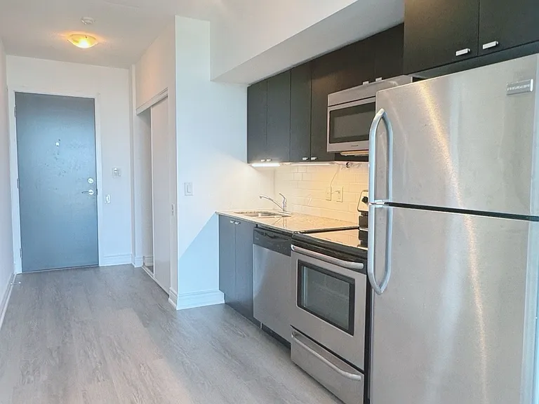 105 The Queensway #1008 — Photo 13