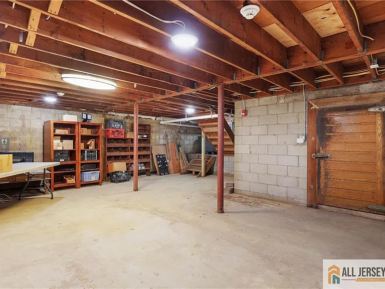 215 Washington Rd — Photo 32