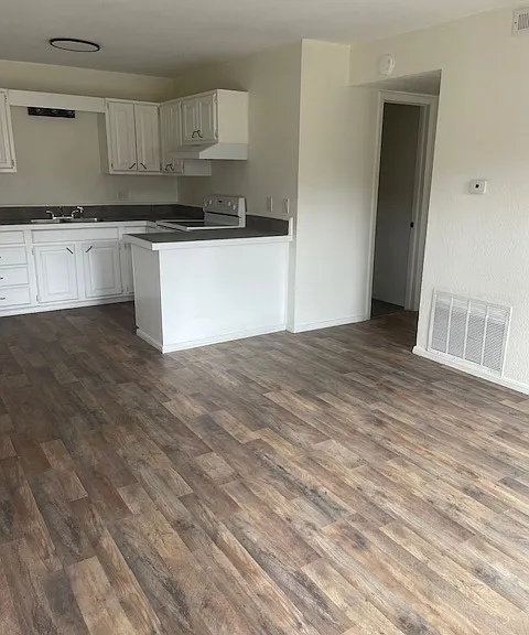 501 E Allen Rd — Photo 9
