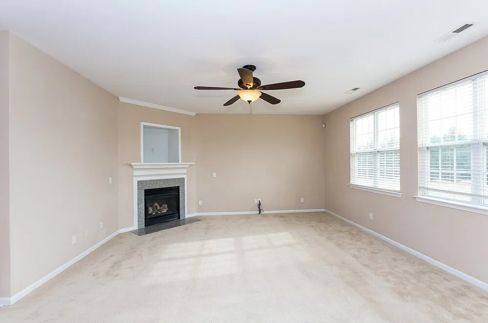 5 bed, 2.5 bath, 2642 sqft, $3,600 — Photo 2