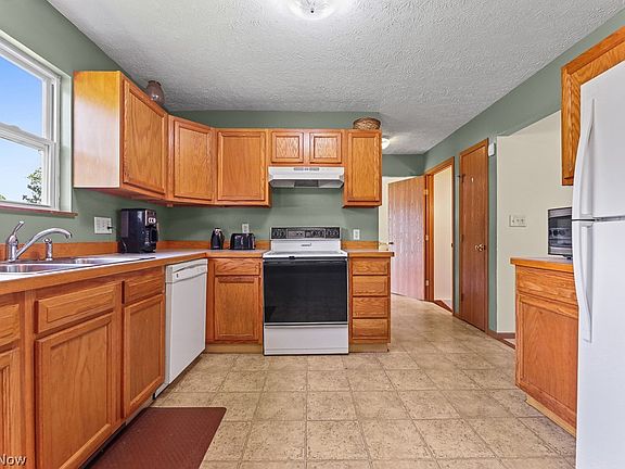 5th image of 2610 Blenheim Ave