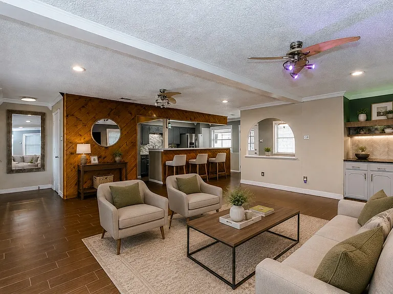 2517 Rosewood Dr — Photo 2