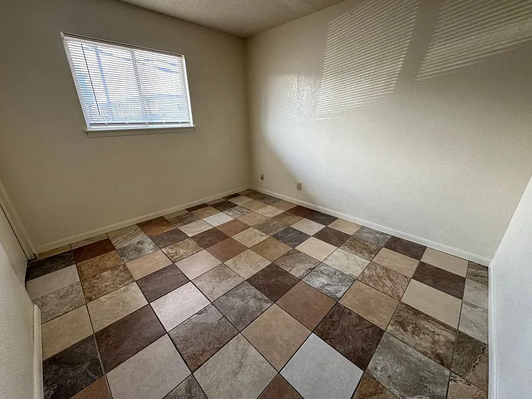 807 W Hallmark Ave — Photo 15