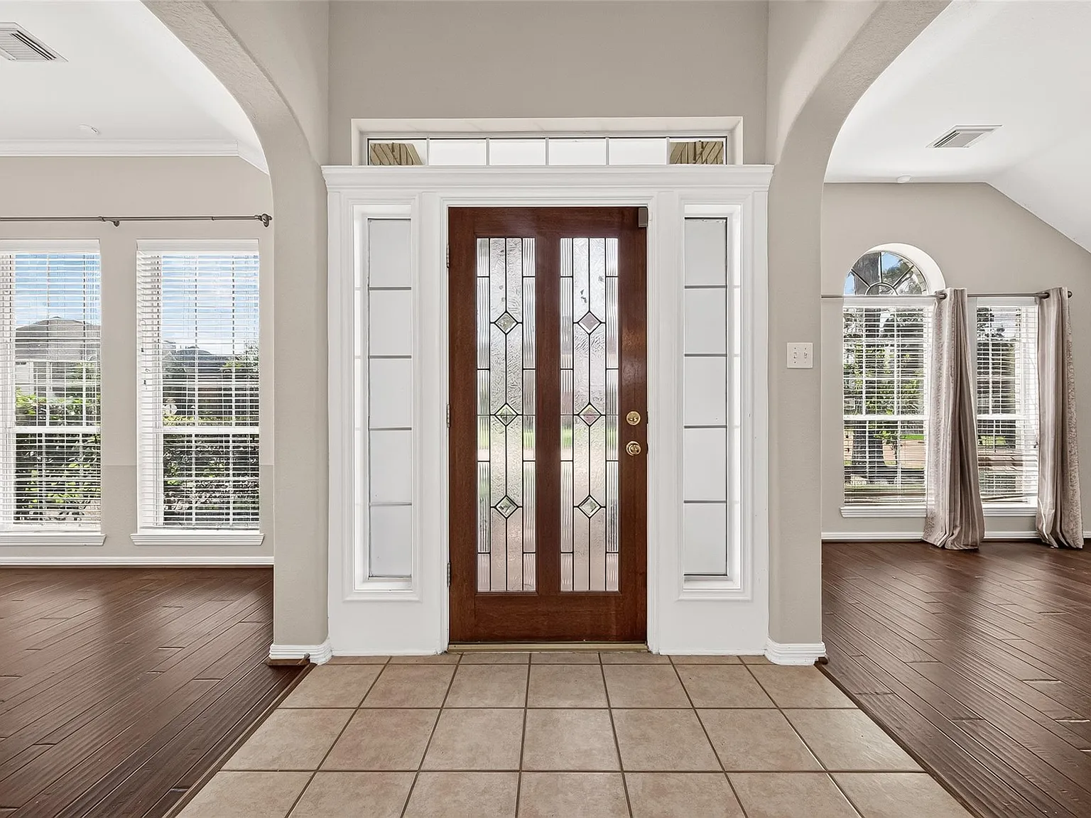 3 bed, 2.0 bath, 2403 sqft, $2,700 — Photo 3