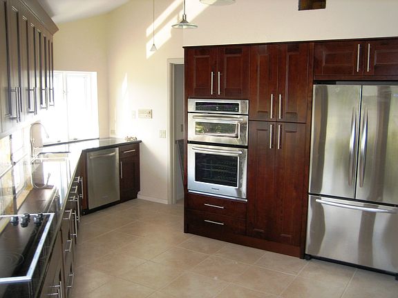New Kitchen w/Wood Cabinetry, Granite Counters & Stainless Appliances