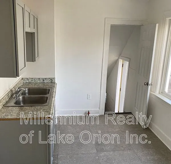 638 Joslyn Ave — Photo 5
