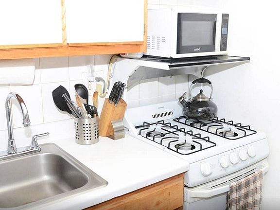4th image of 165 Attorney St APT 2b