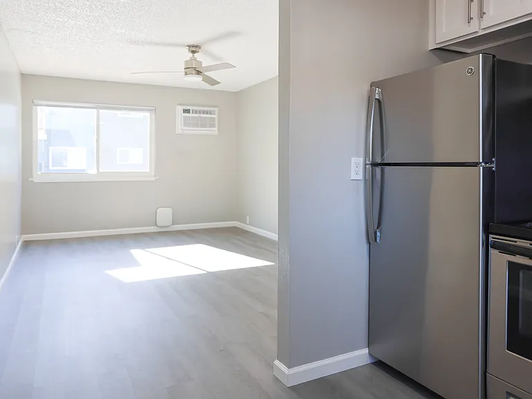 University Square Apartments — Photo 20