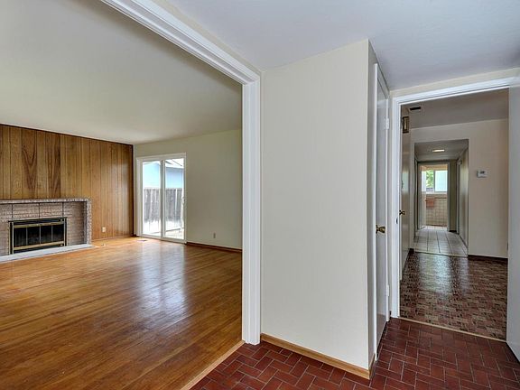3rd image of 3425 Notre Dame Dr