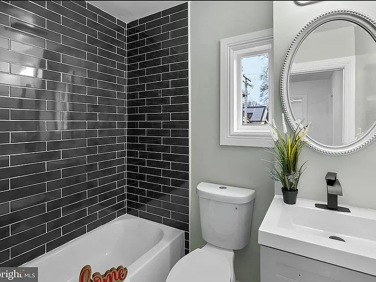 617 Montgomery St — Photo 22