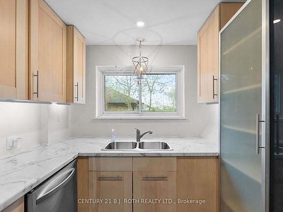5th image of 243 Wellington St E