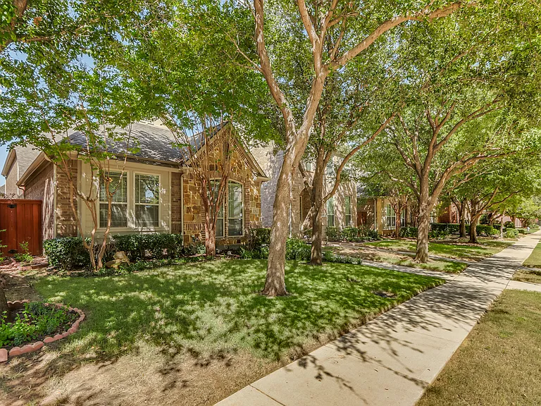 231 Carrington Ln — Photo 2
