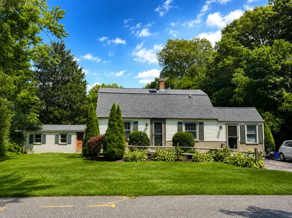 39 Harkins St, Clinton, MA 01510