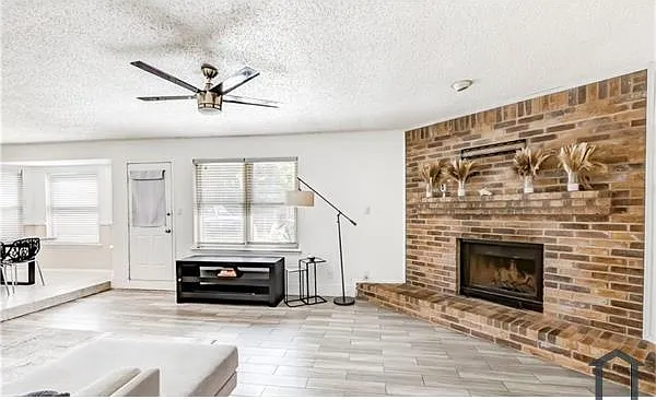 1712 Becker Dr — Photo 2