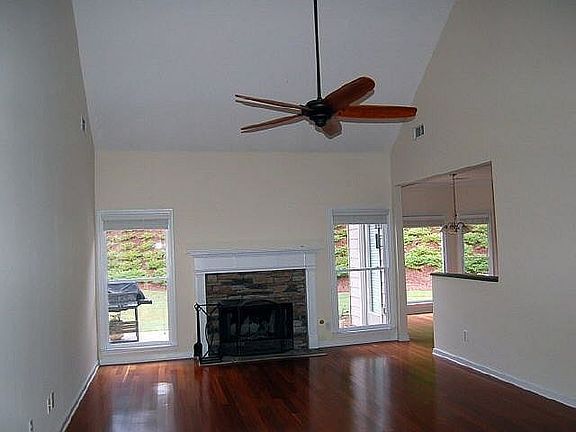 3rd image of 215 Briarwood Ln