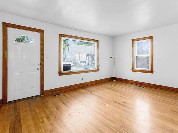 3rd image of 716 Riverview Dr