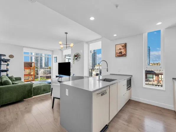 4465 Juneau St #707, Burnaby, BC V5C 0L8