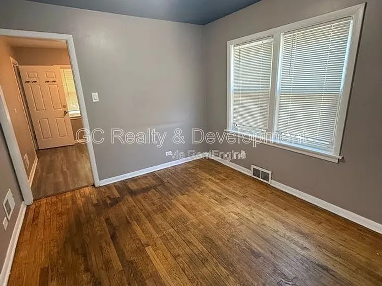 9552 S Greenwood Ave — Photo 4