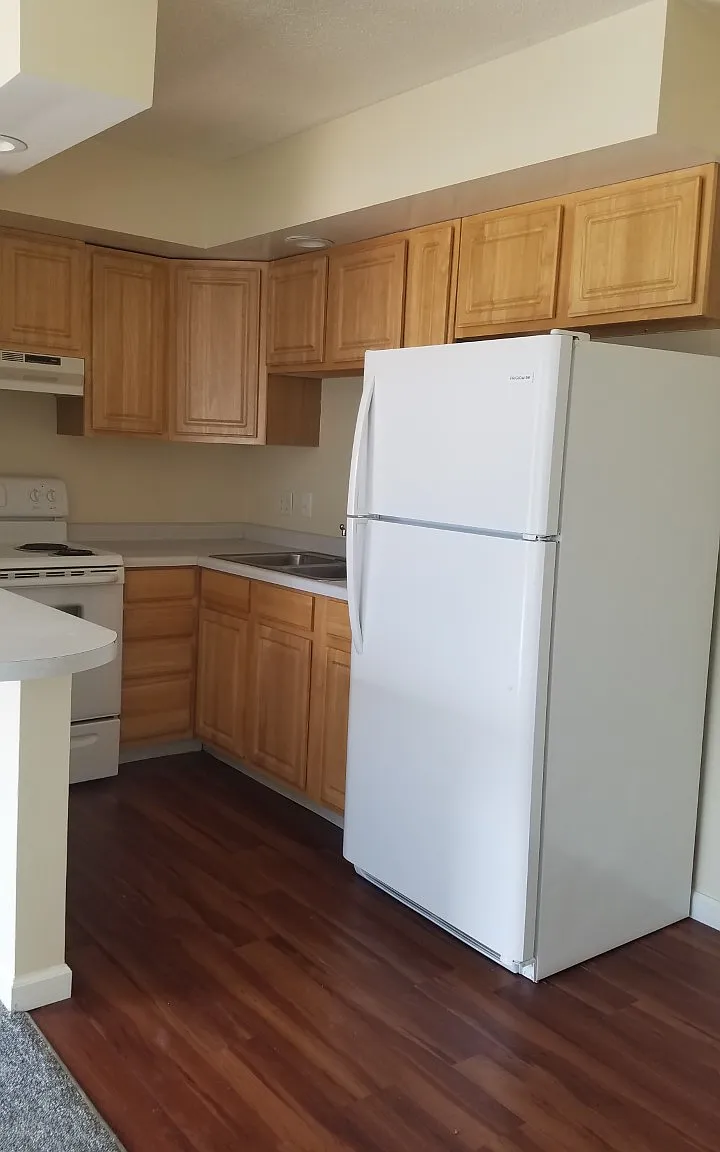 201 Hegeler - 2 — Photo 2
