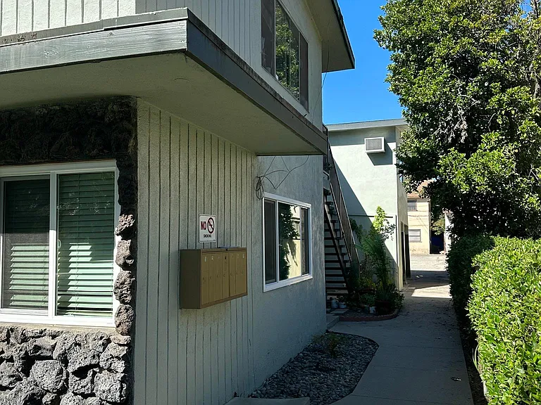 61 S Vinedo Ave #6 — Photo 2
