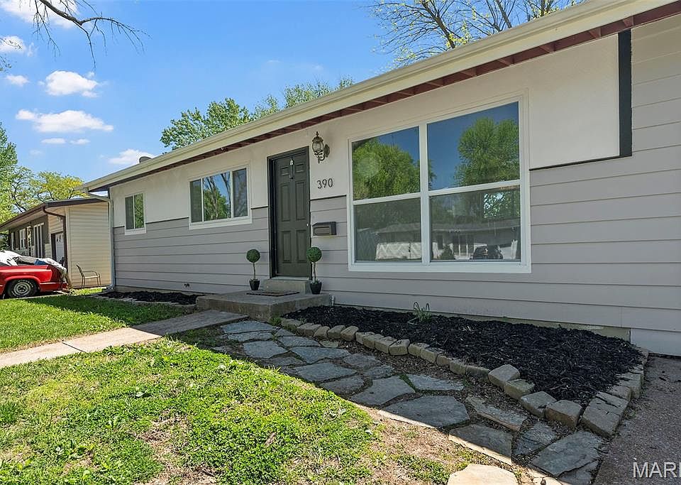 1st image of 390 Versailles Dr
