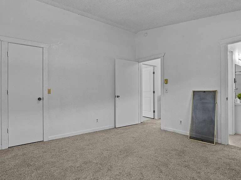 1108 Parkwood Ln — Photo 15