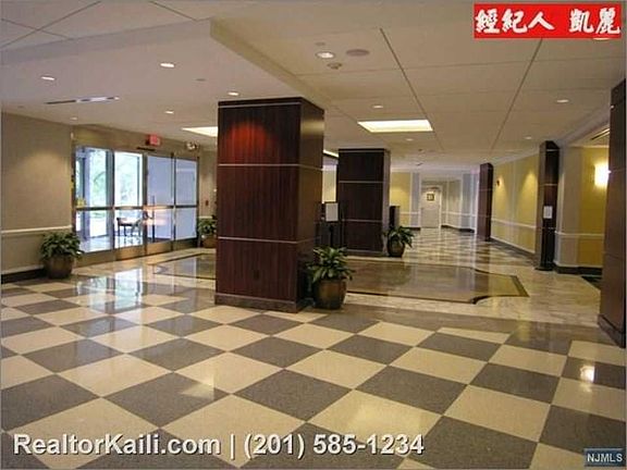 4th image of 2100 Linwood Ave #8F