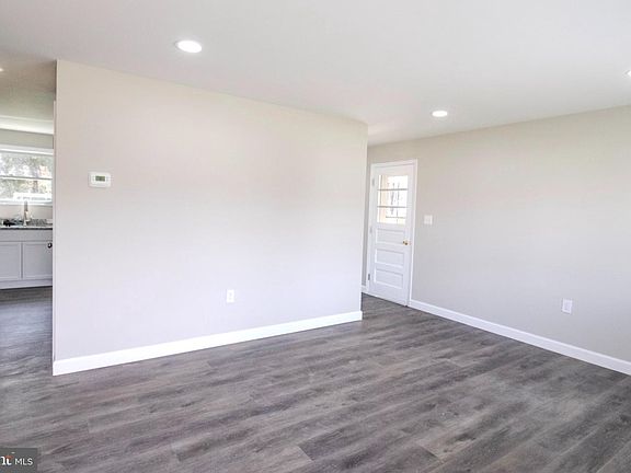 3rd image of 10637 Powell Rd