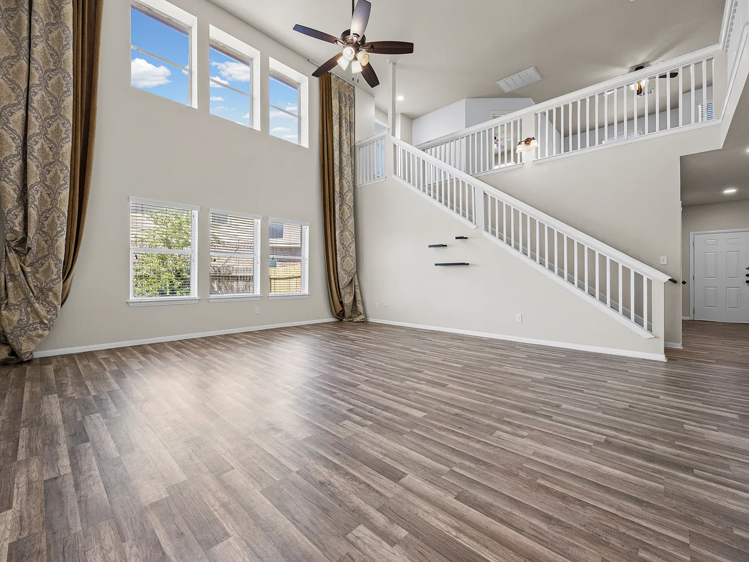 4 bed, 2574 sqft, $2,390 — Photo 2