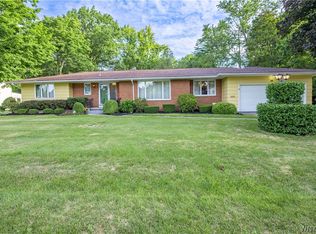 59 Lincolnshire Dr, Lockport, NY 14094