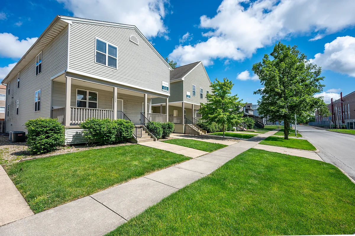 Building Photo - Roland Realty