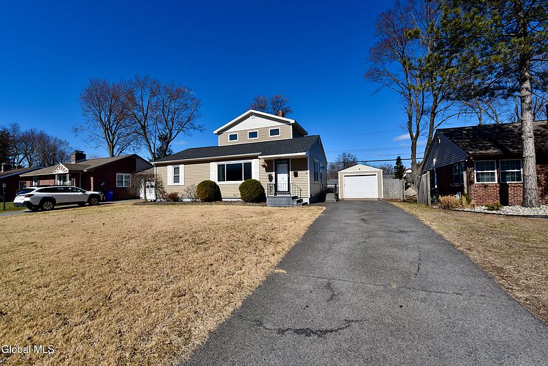 3rd image of 30 Forest Drive