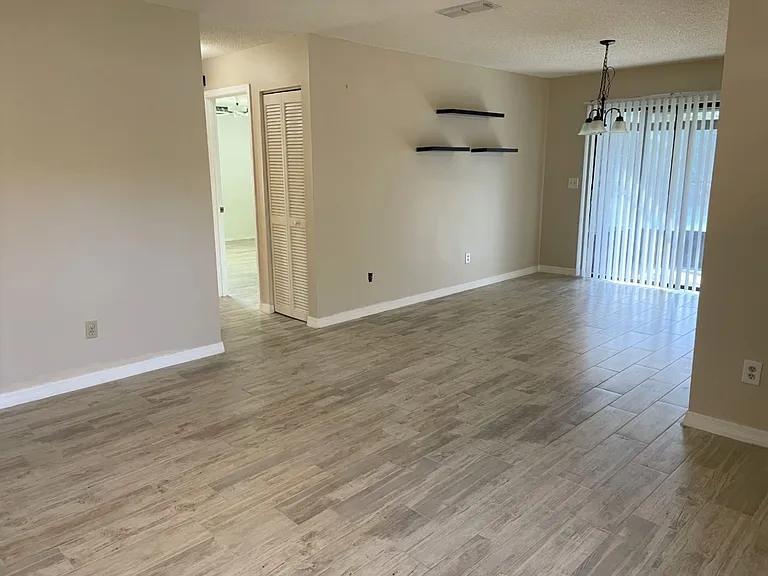 2701 NE 10th St #701 — Photo 3