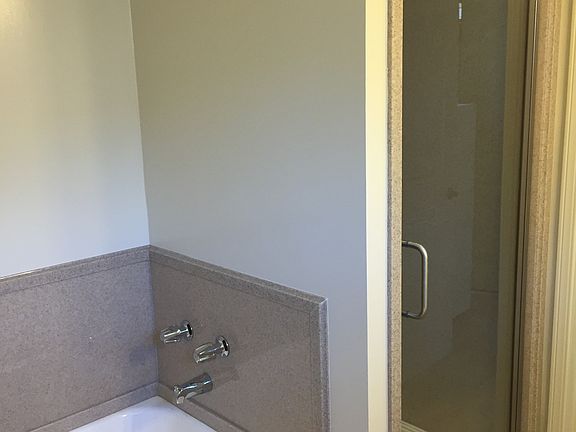 Tub/Shower in Bathroom