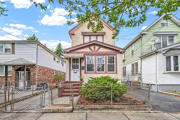 Sold by Mitra Hakimi Realty Group, LLC | media 3