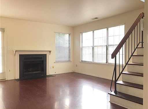 3rd image of 327 Cozzens Ct