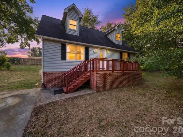 861 8th Street Pl SE, Hickory, NC 28602