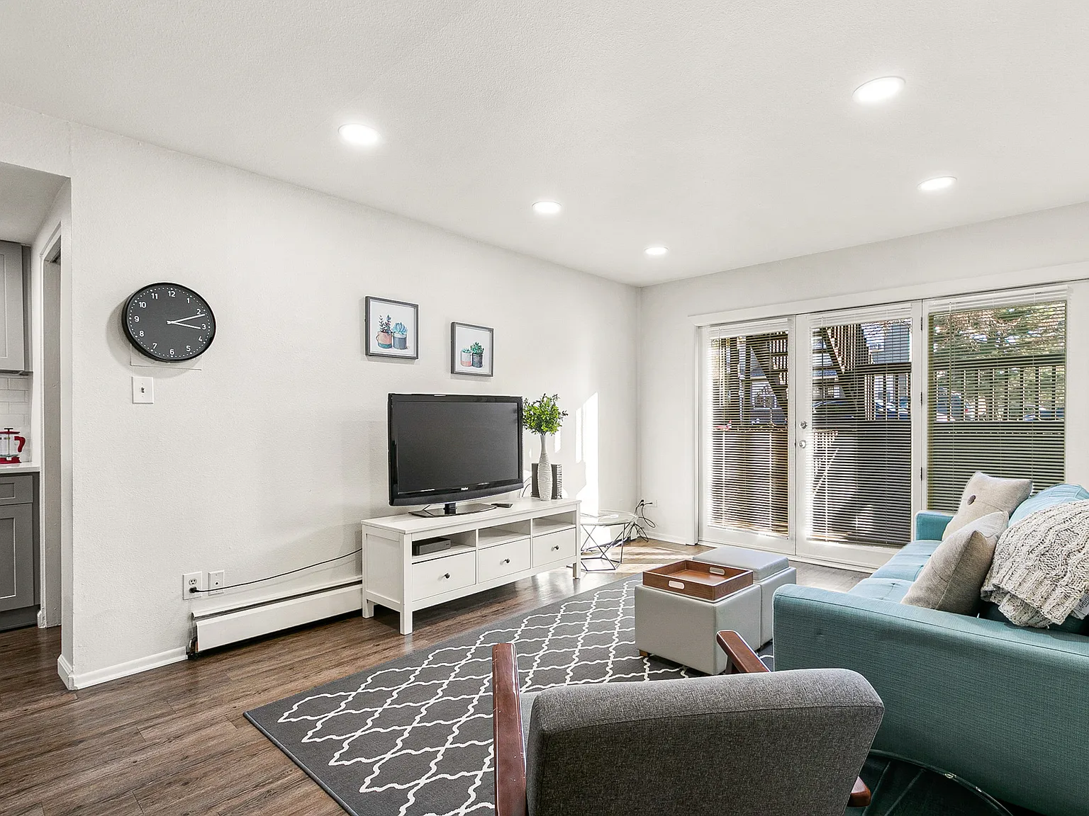 2 bed, 800 sqft, $2,300 — Photo 3