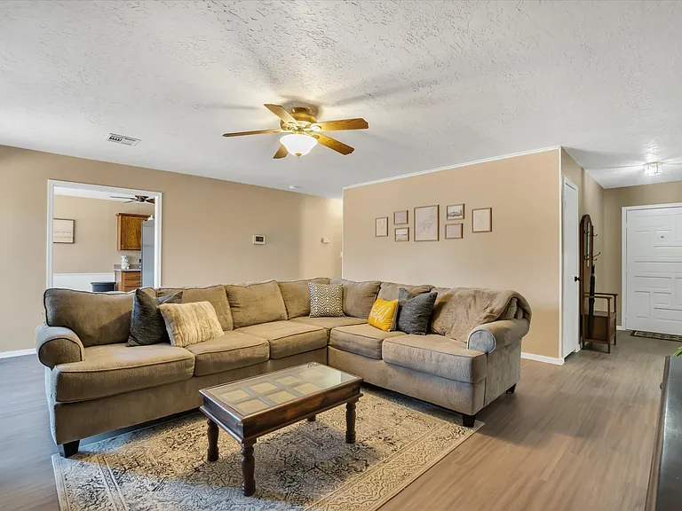 2600 Cherokee Strip St — Photo 3