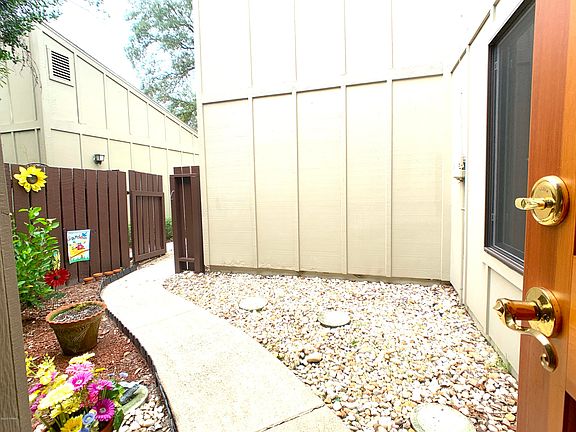 4th image of 19 Birchwood Trl