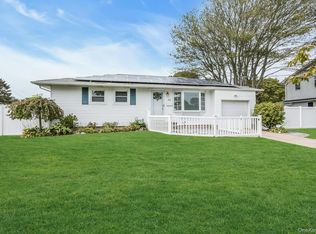 130 Matthews Rd, Oakdale, NY 11769