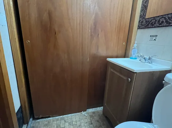 207 Ocean Parkway image 8 of 11