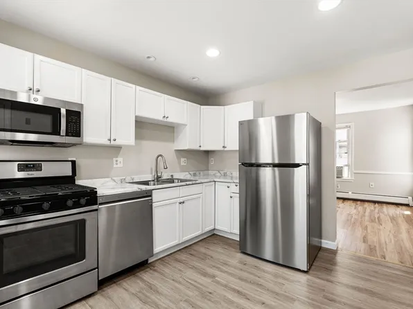 21 Carleton Ave, Haverhill, MA 01835