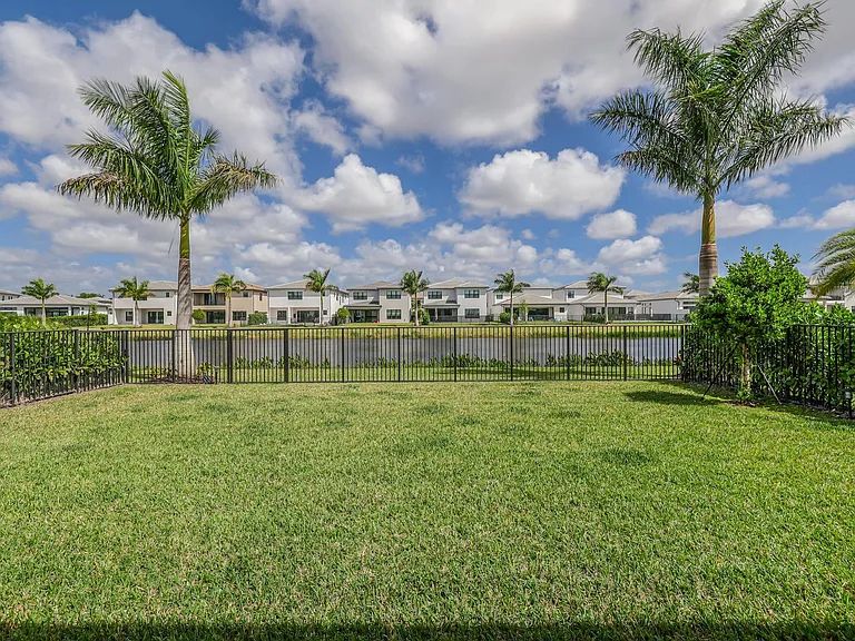 8283 Royal County Down Rd #8283 — Photo 11