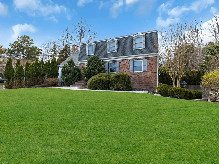 345 Colonial Rd — Photo 4