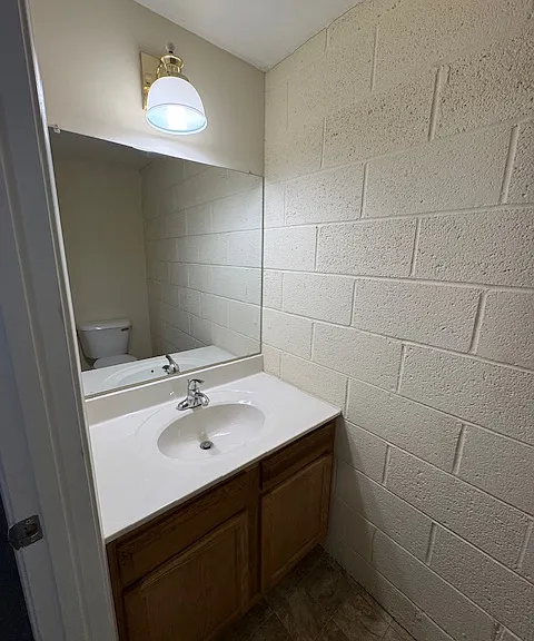 258 Lindsay Dr — Photo 3