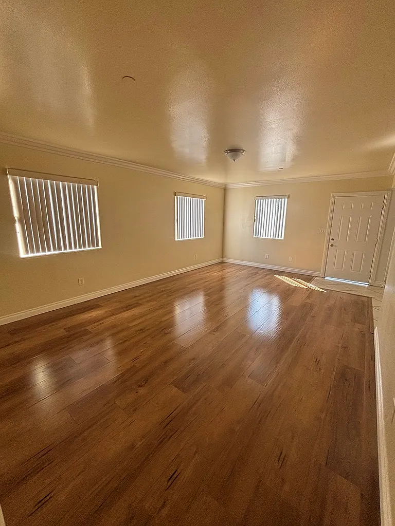 5 bed, 1753 sqft, $4,200 — Photo 3