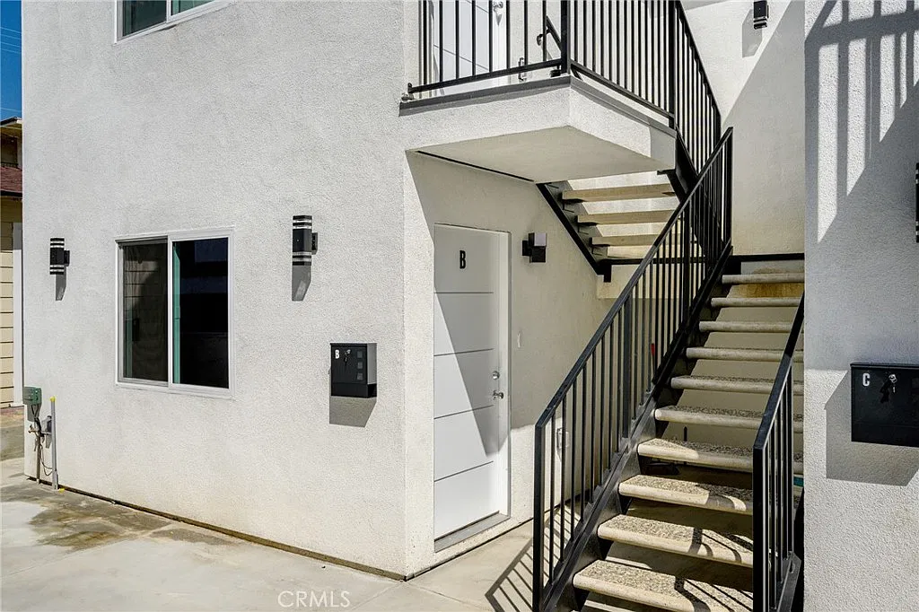2 bed, 1000 sqft, $3,300 — Photo 2