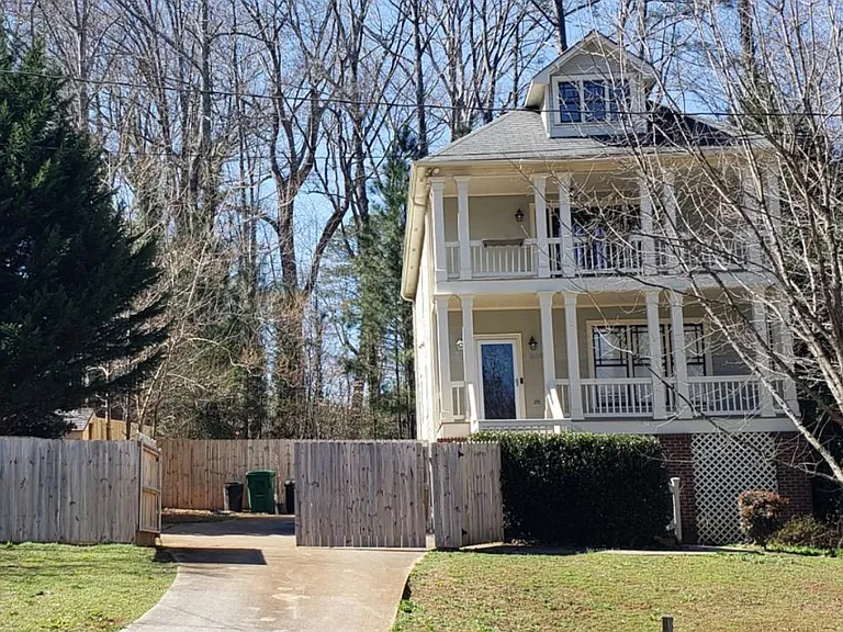 1609 Peachcrest Rd — Photo 1