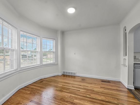 5th image of 707 W Main St